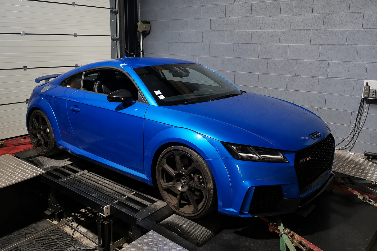 Audi TTRS installée sur un banc de puissance